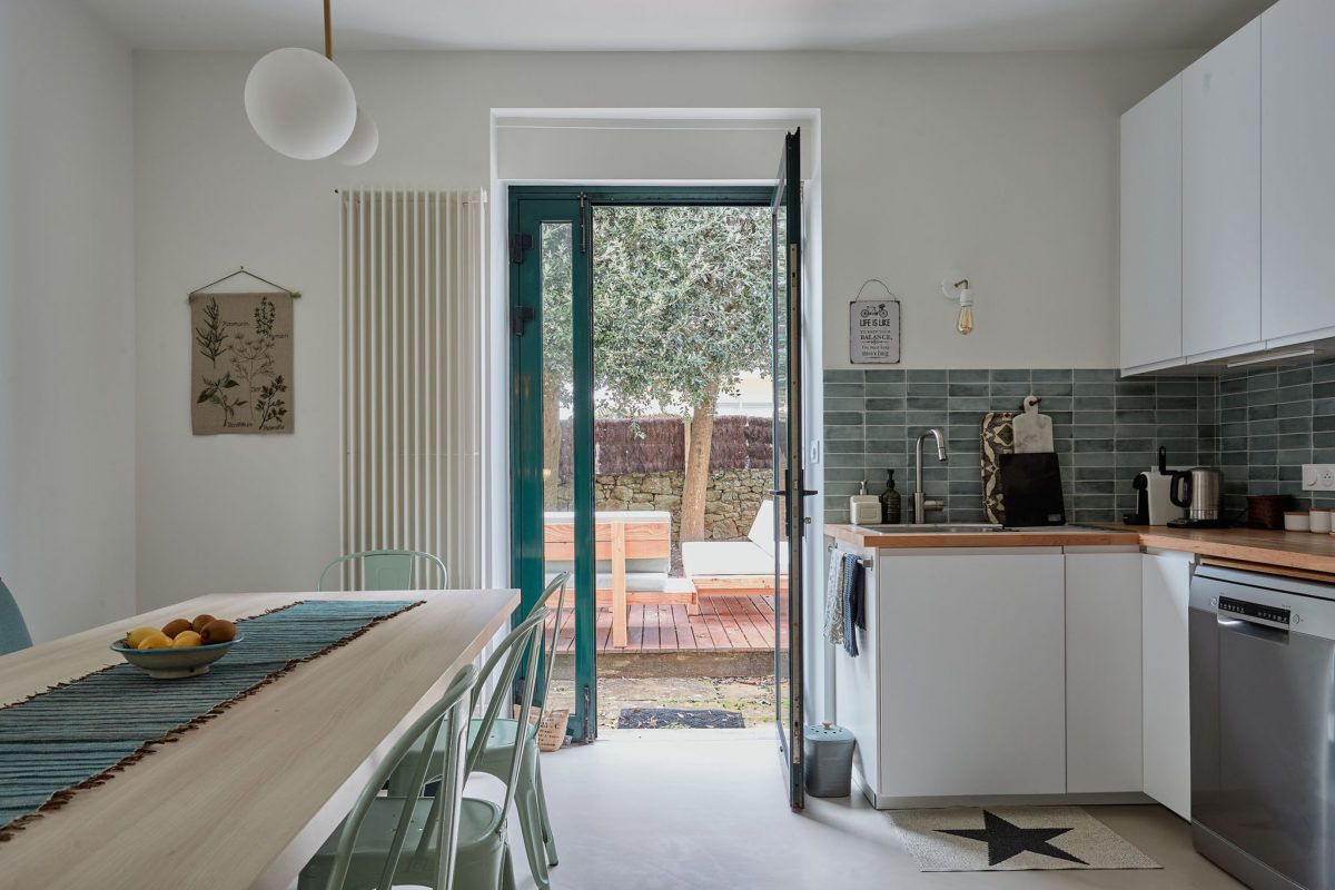 gite grande capacite etel morbihan vue jardin depuis cuisine